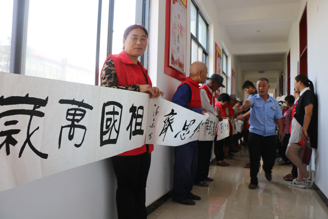 周岗社区国庆书画展现场.jpg