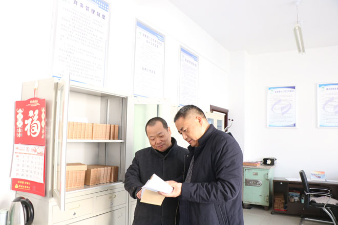镇统计站长于连刚（右）到益匹马指导统计业务.jpg