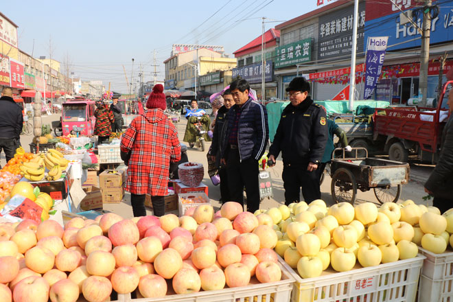 驻地市场管理人员在规范摊位经营秩序.jpg