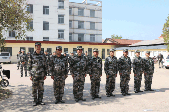 全体民兵在镇人武部开展演练活动.gif