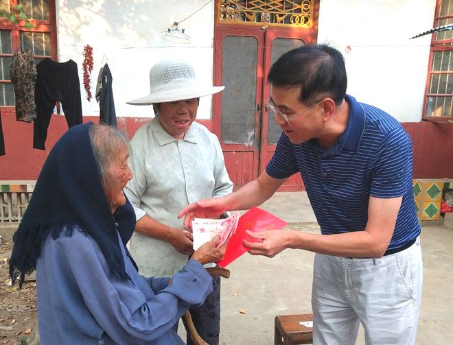 县政协副主席张维明慰问烈士遗孀洪朱氏.jpg