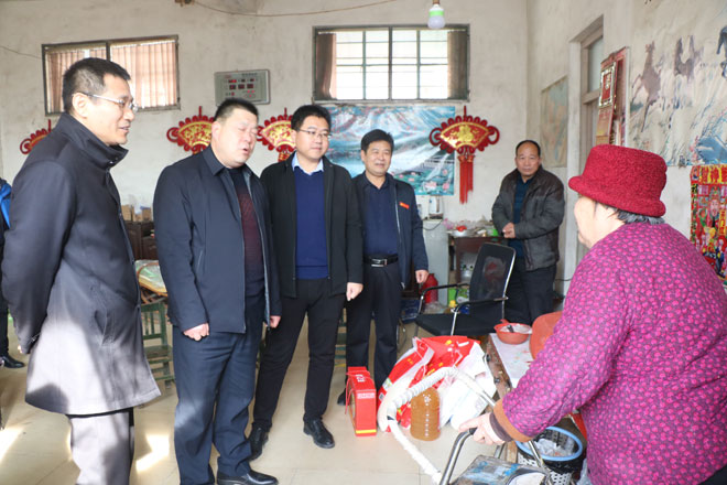 郁万成走访第一书记村-024.jpg