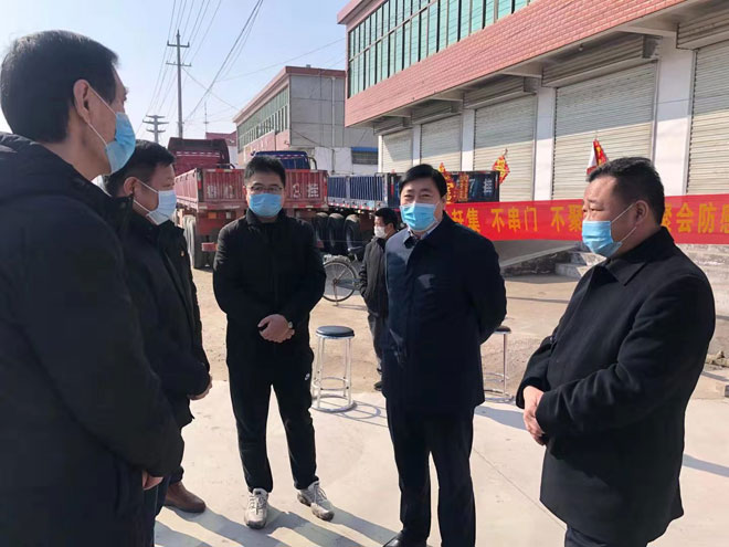 郯城县委书记刘连栋（右二）到高峰头现场督导疫情防控工作.jpg