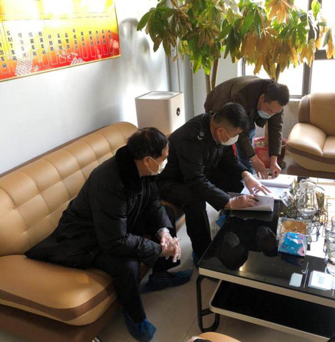 2-罗庄区应急人员下沉一线严格疫情防控护航企业复工.jpg