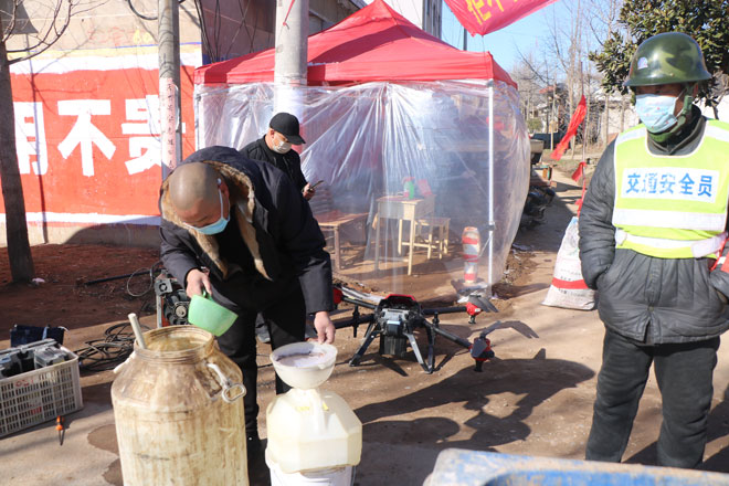 郑彬在为无人机补充药剂.jpg