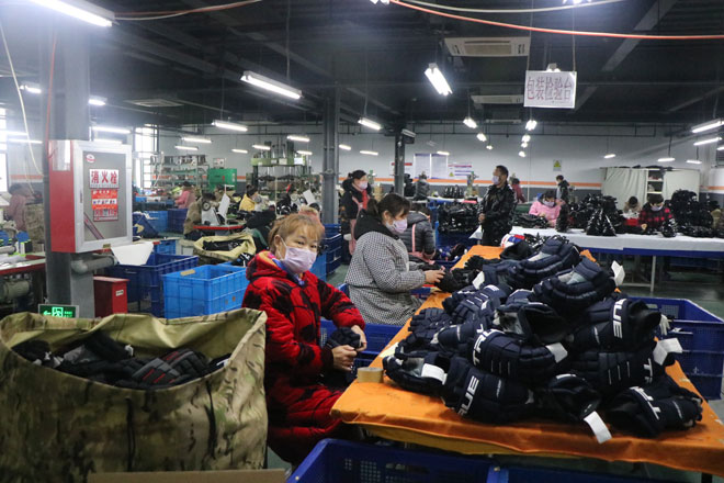 士太运动用品有序组织工人复产复工.jpg