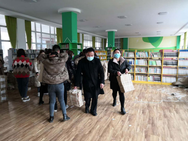 全策战疫情，全力保教学——临沂汪沟小学安全有序发放教材674.jpg