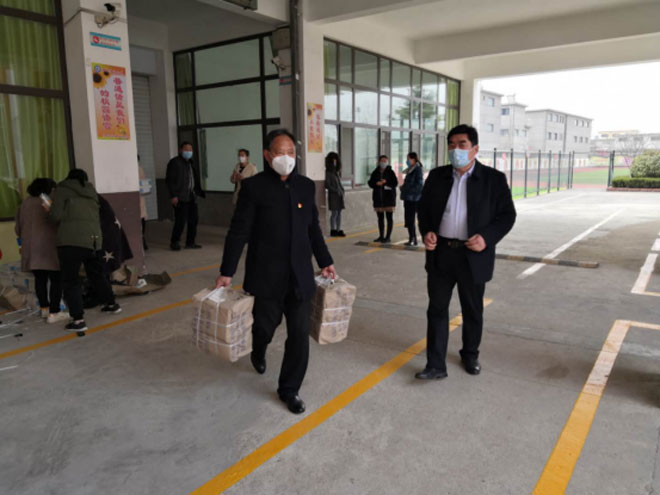 全策战疫情，全力保教学——临沂汪沟小学安全有序发放教材704.jpg