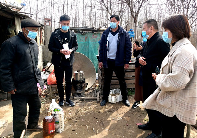 韩铁道（左）在走访五保刘明组.jpg