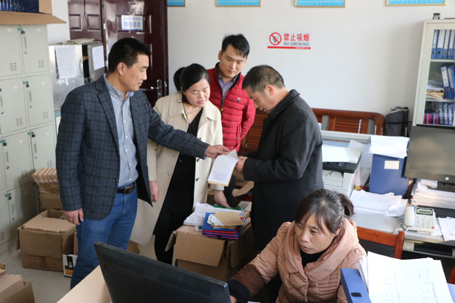 镇纪委书记高行聪（左一）在经管站开展“三资”清理检查工作.jpg