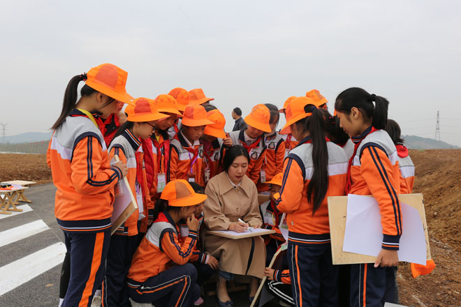 李官小学的同学们跟老师学习交流.jpg
