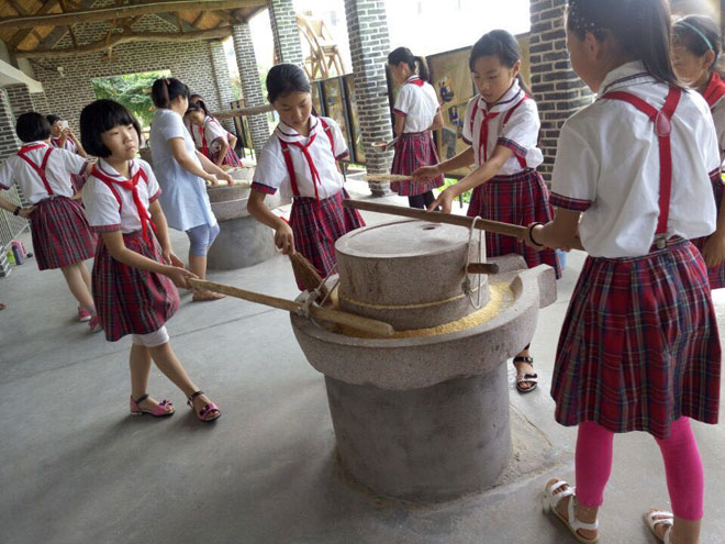 李官小学的同学们体验劳动.jpg