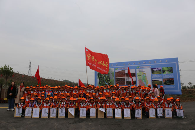 李官小学的同学们实践活动合照.jpg