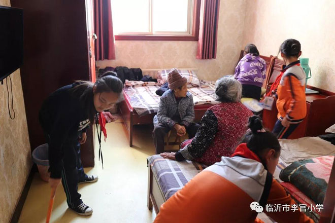 李官小学的同学们在敬老院义务劳动.jpg