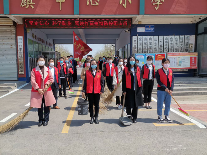 李官小学党员教师们排队出发.jpg