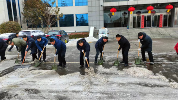 20240222以雪为令应急先行临沂高新区应急局党支部积极开展扫雪除冰工作120.jpg